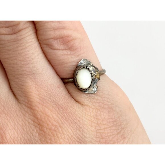Mother of Pearl Silver Toned Vintage Southwest Style Ring - sz 4.5 - Picture 7 of 10